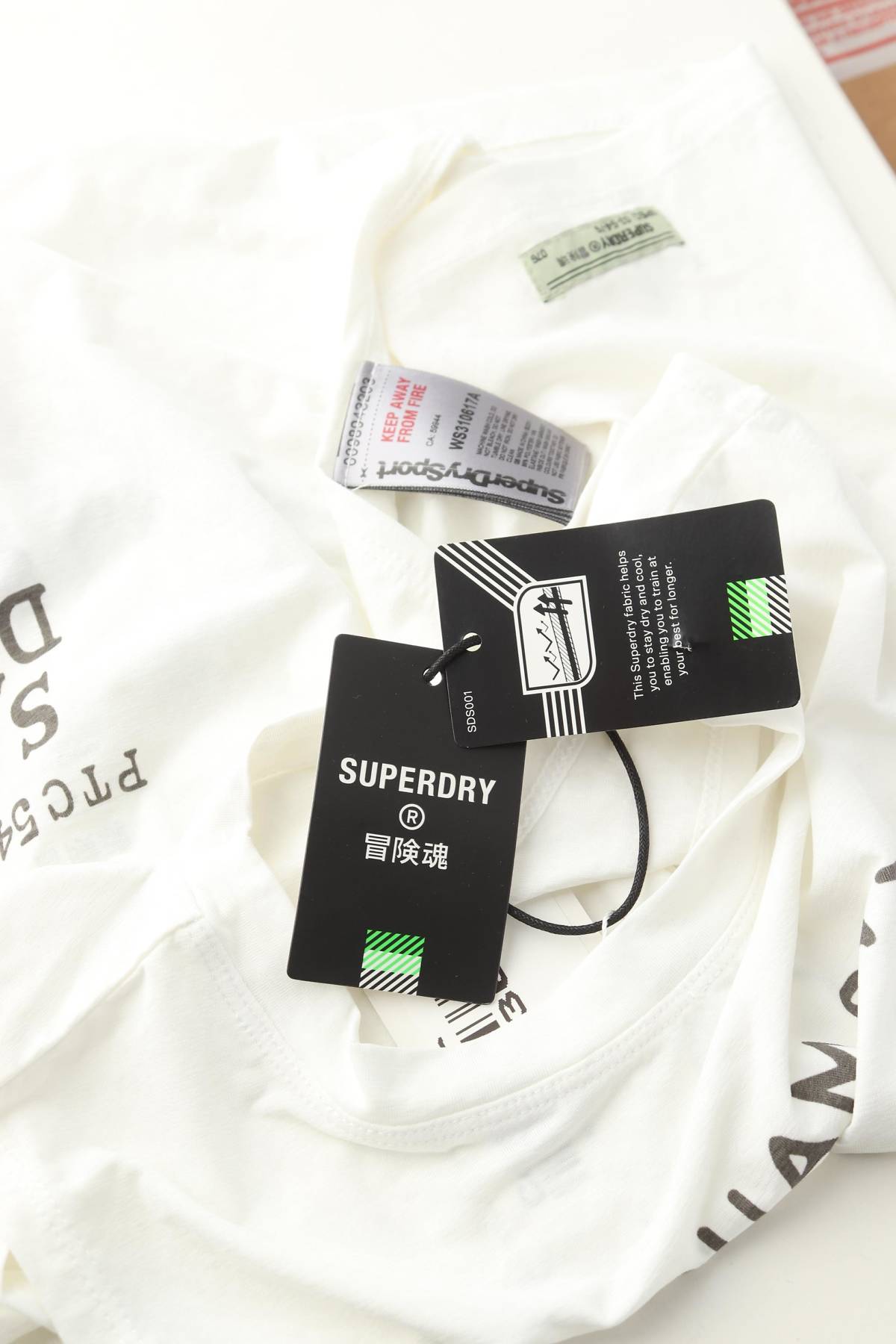 Γυναικείο αμάνικο Superdry3 - Contourshop.gr Γυναικείο αμάνικο Superdry3