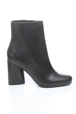 Γυναικεία μποτάκια Guess1