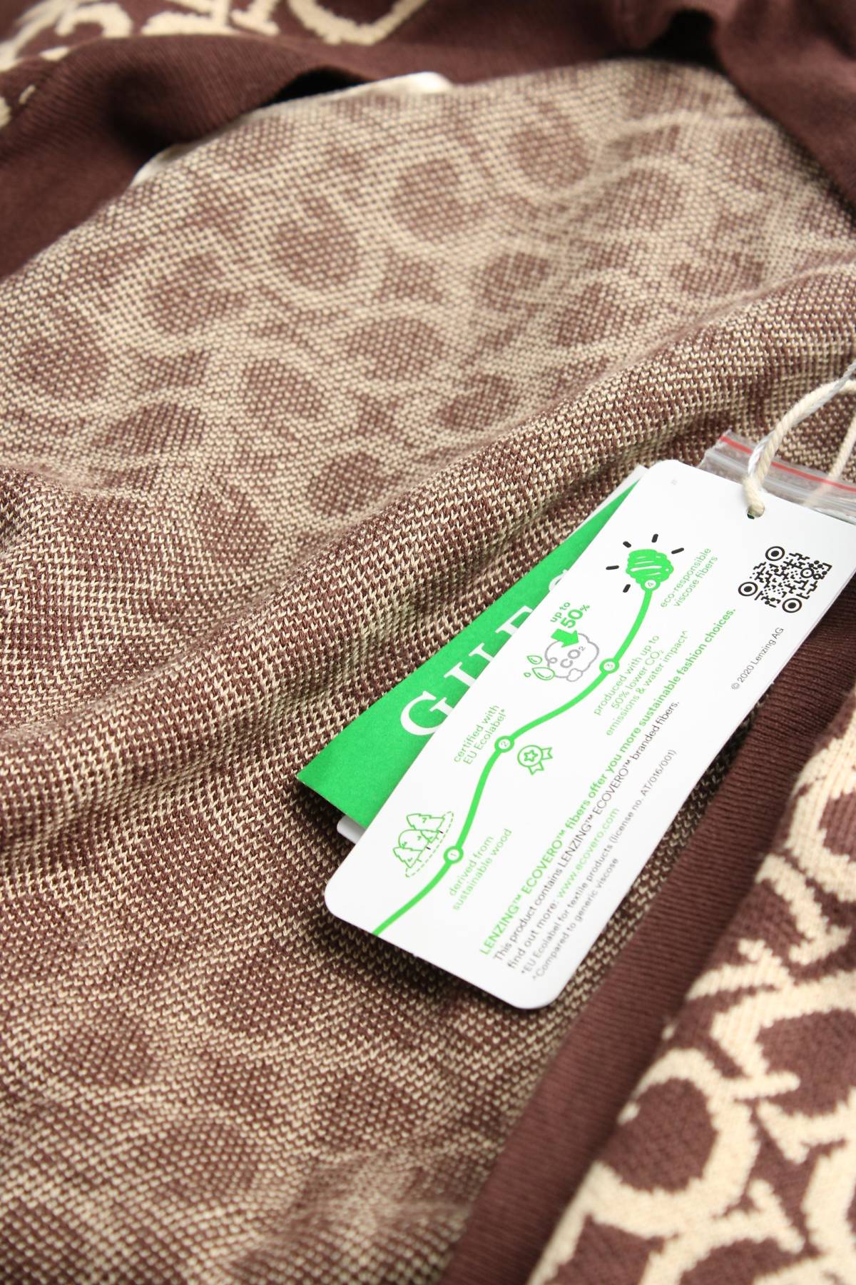 Дамска жилетка Guess3