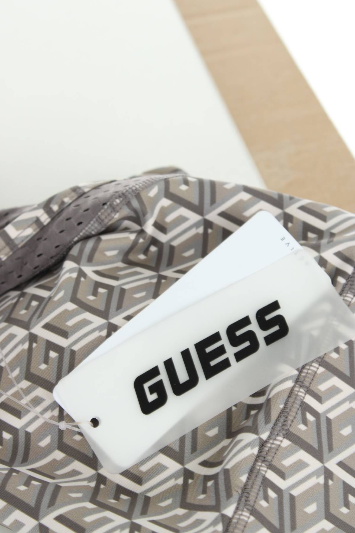 Спортен сутиен Guess3