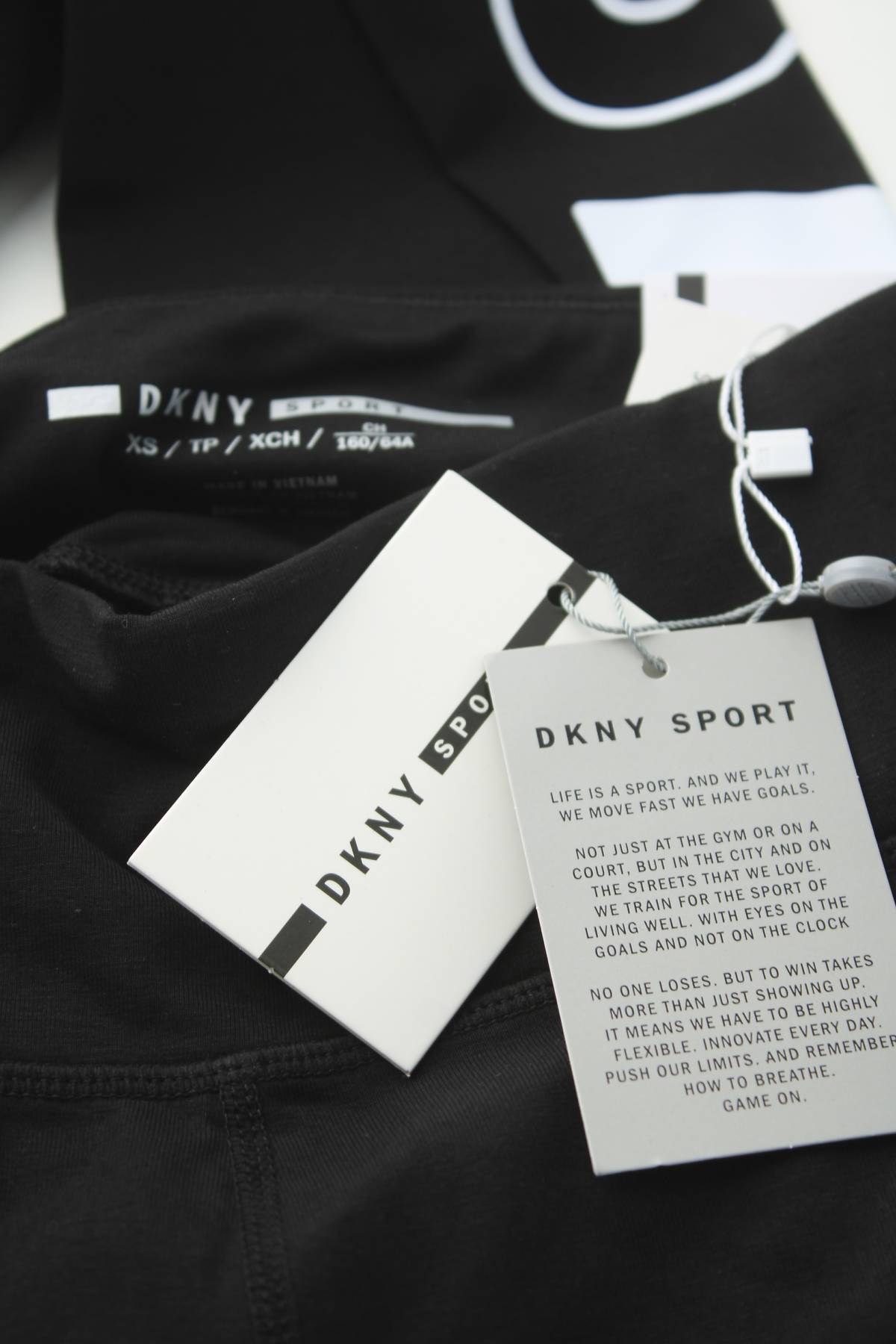 Дамски спортен клин DKNY3