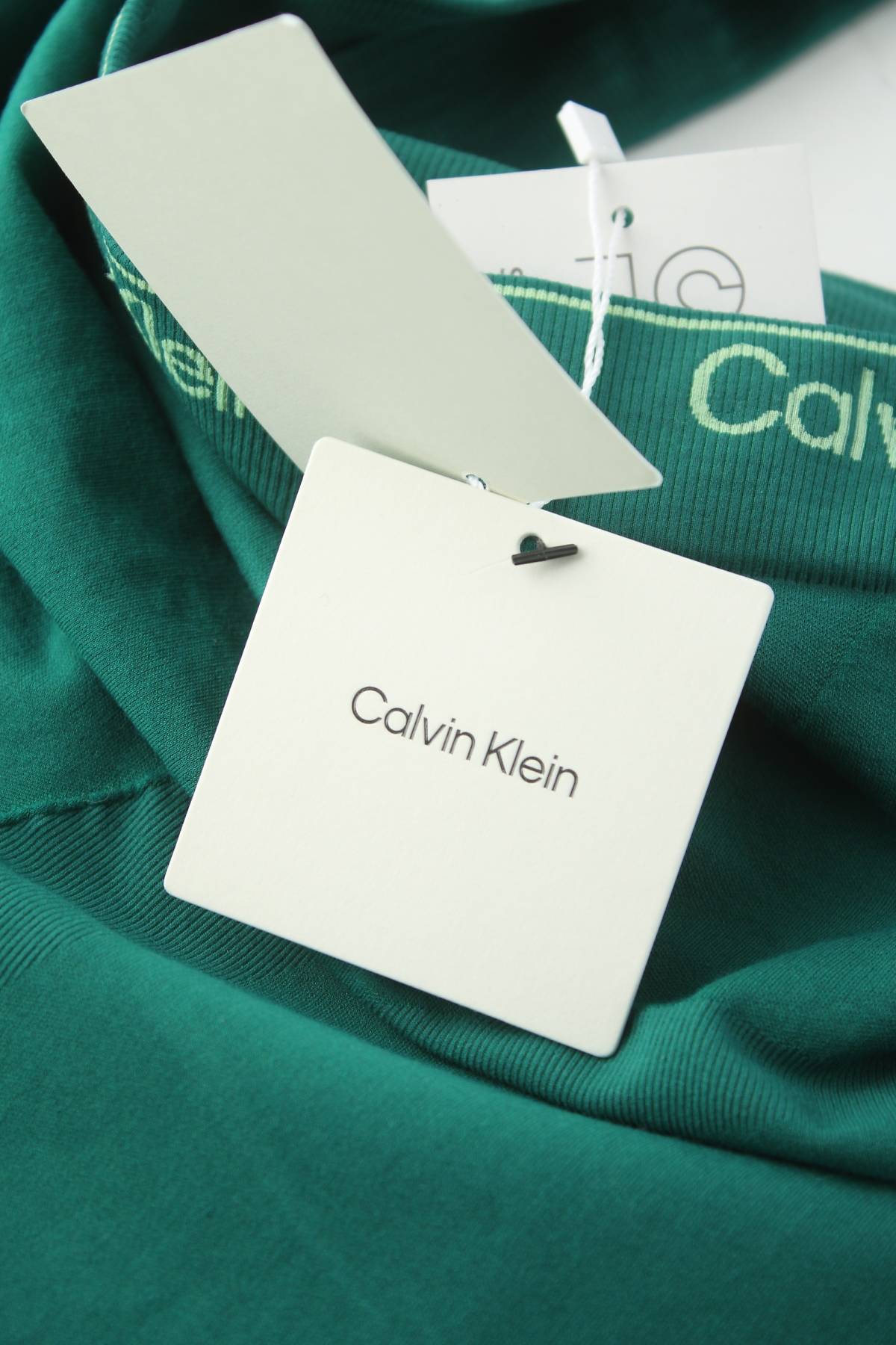 Стягащо бельо Calvin Klein3