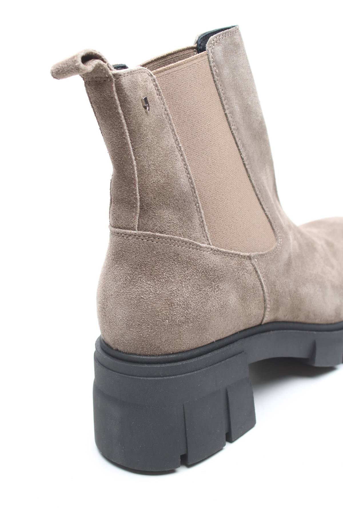 Дамски боти Comma,5