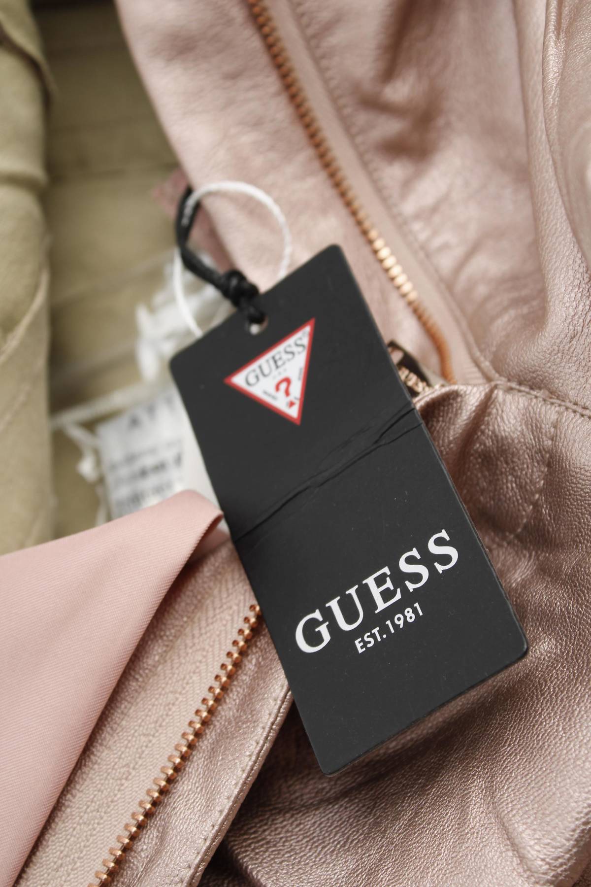 Γυναικείο δερμάτινο παντελόνι Guess3