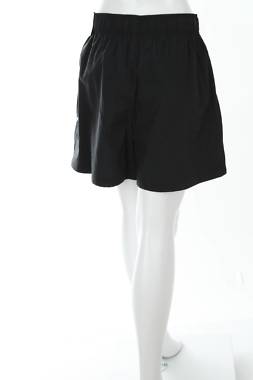 Γυναικεία σορτς Nike2