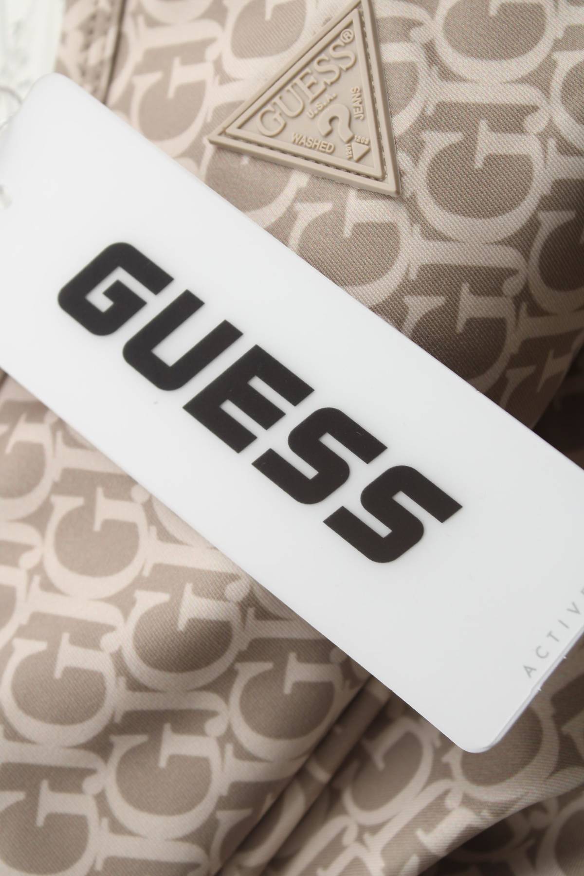 Γυνικείο αθλητικό αμάνικο Guess3 - Contourshop.gr Γυνικείο αθλητικό αμάνικο Guess3