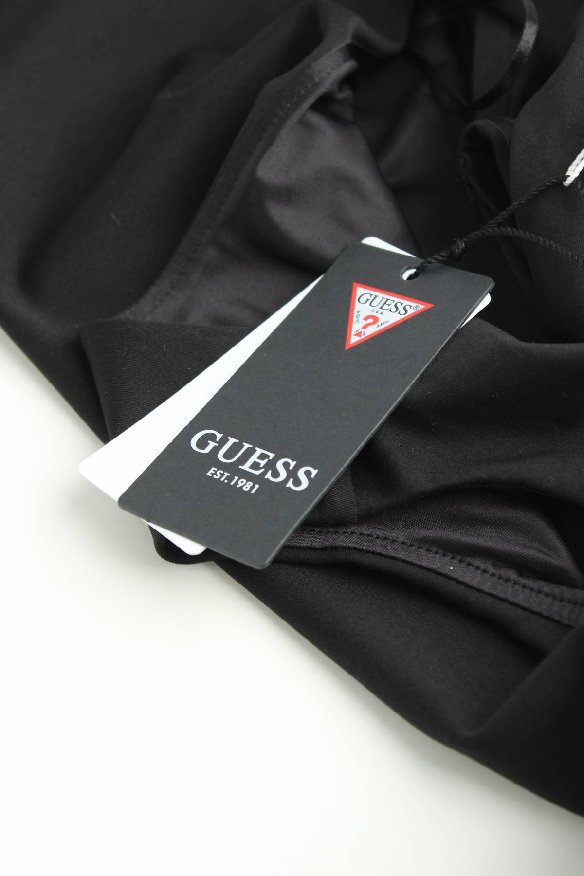 Γυναικείο αμάνικο Guess3