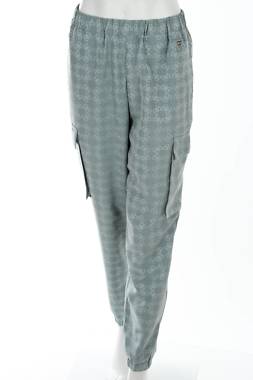 Дамски панталон Guess1