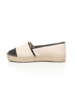 Γυναικεία παπούτσια Guess2
