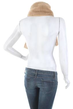 Декоративна яка Guess2