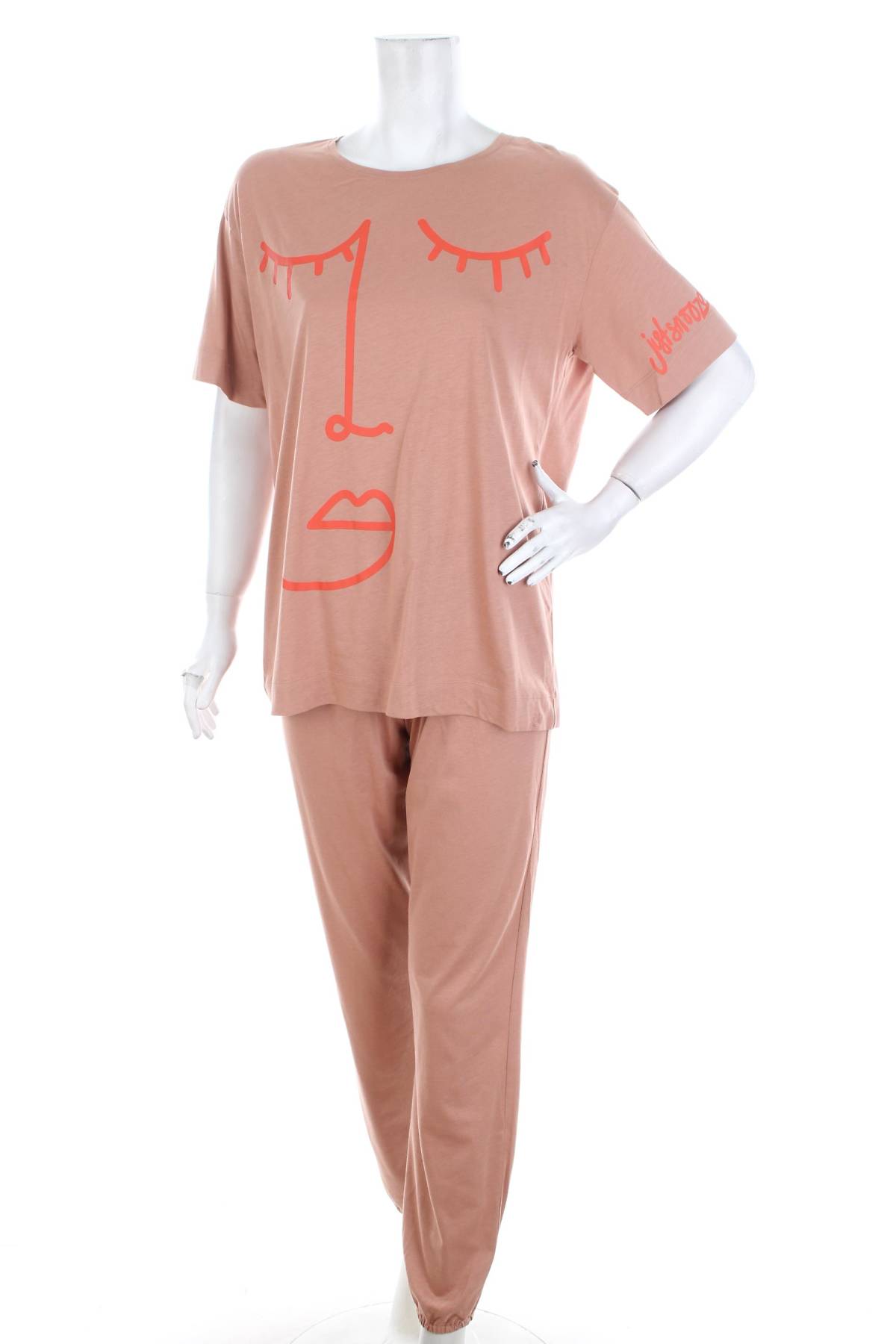 Дамска пижама Triumph x Wilde House1