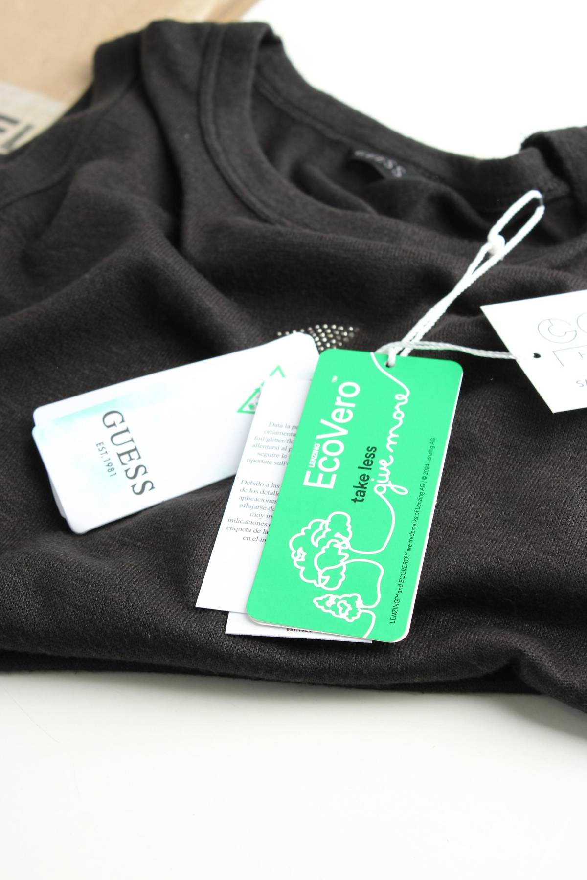 Γυναικείο αμάνικο Guess3