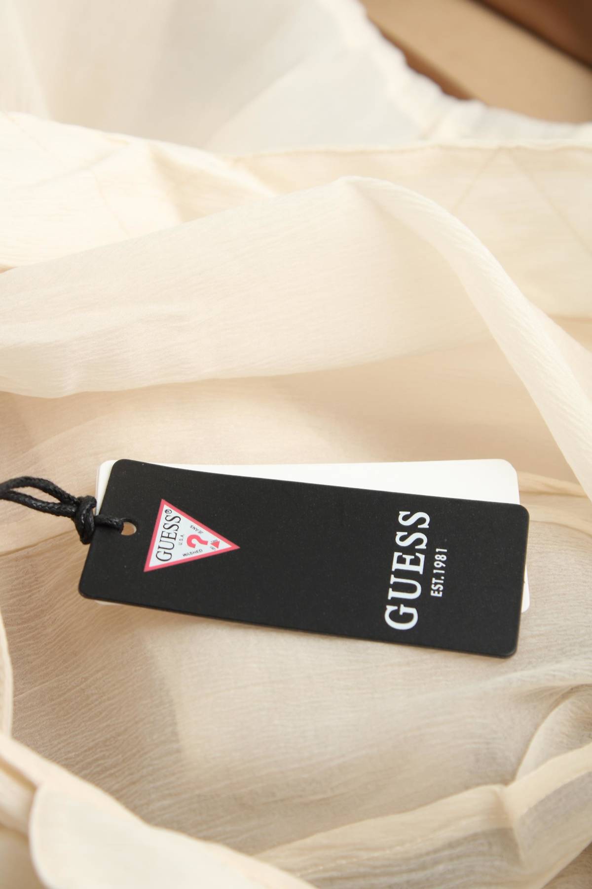 Γυναικείο μπουφάν Guess4