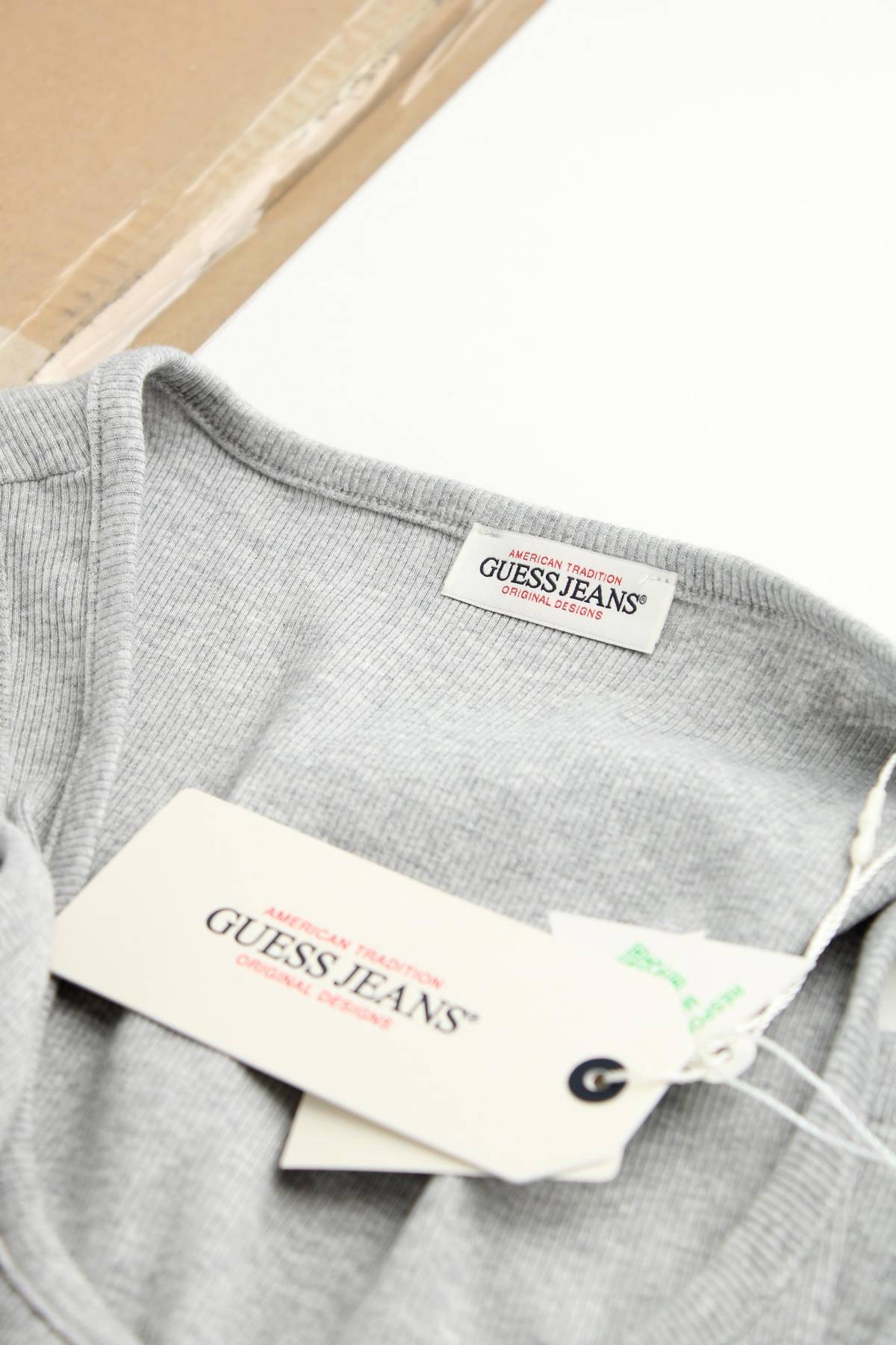 Γυναικείο αμάνικο Guess3