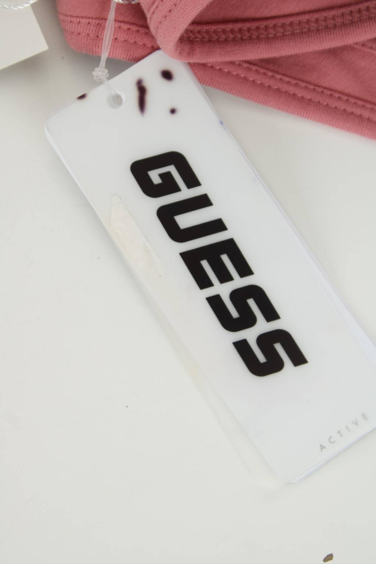 Спортен сутиен Guess3