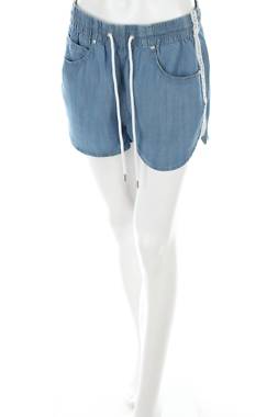 Дамски къс панталон Guess1