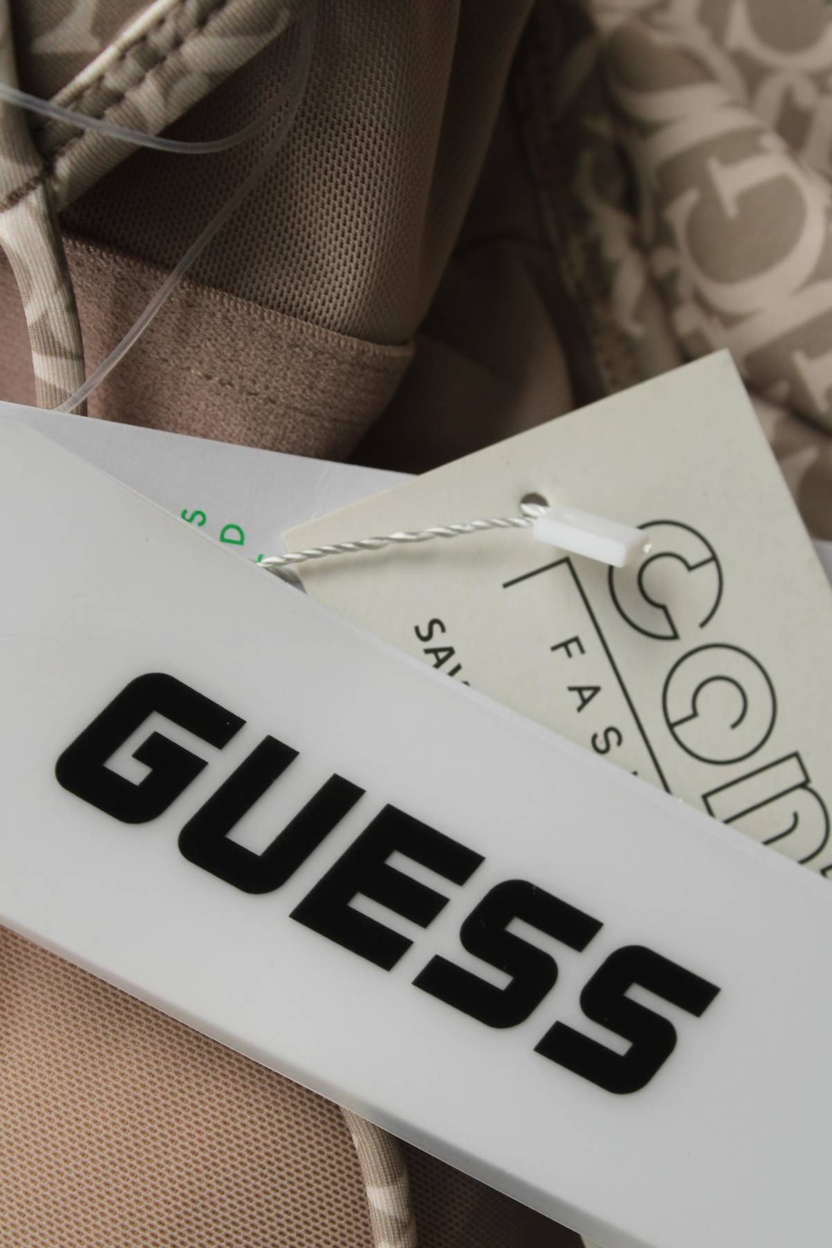 Γυνικείο αθλητικό αμάνικο Guess3