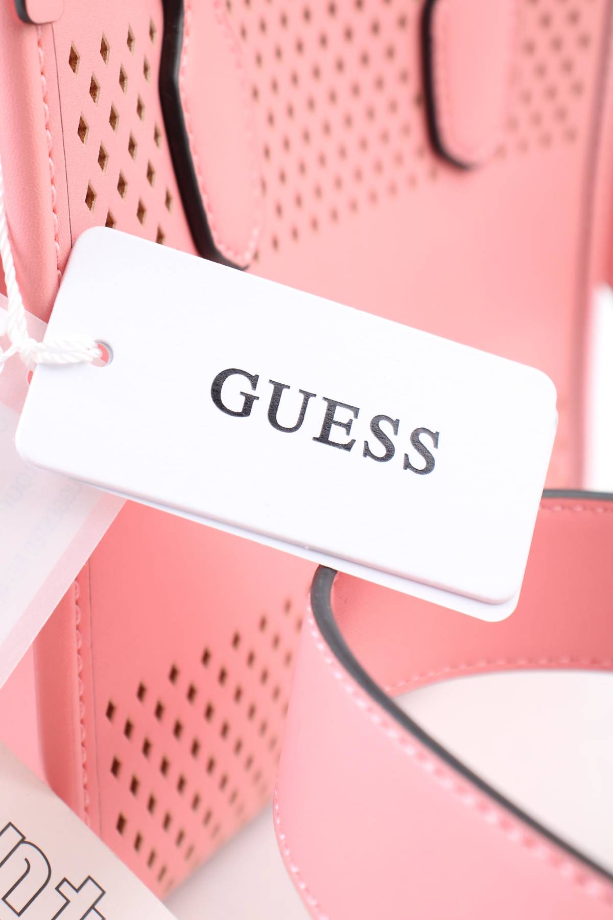 Дамска кожена чанта Guess3