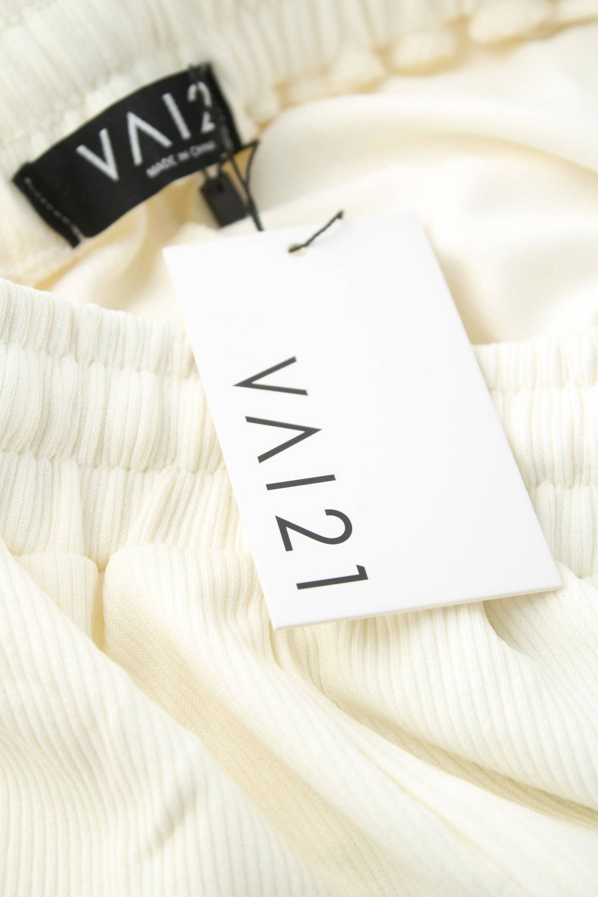 Дамски къс панталон VAI213