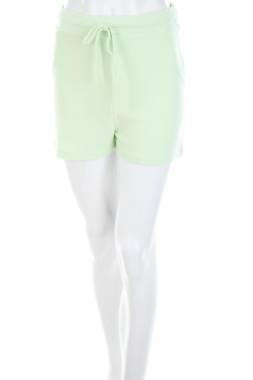 Дамски къс панталон Bershka1