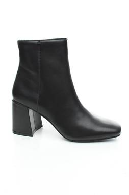 Γυναικεία μποτάκια Steve Madden1