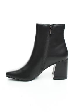 Γυναικεία μποτάκια Steve Madden2