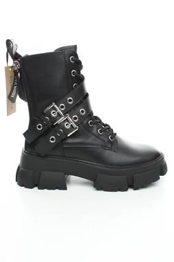 Γυναικεία μποτάκια Steve Madden1