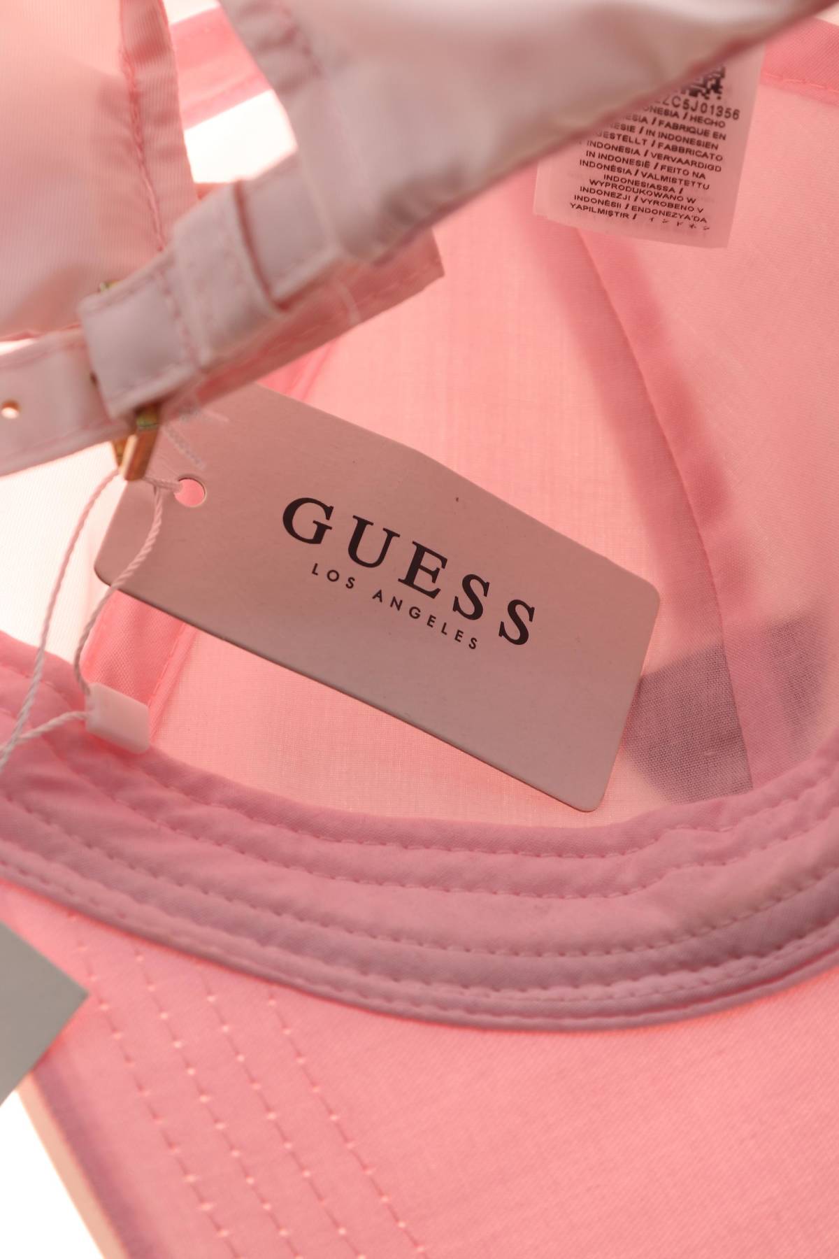 Шапка Guess3