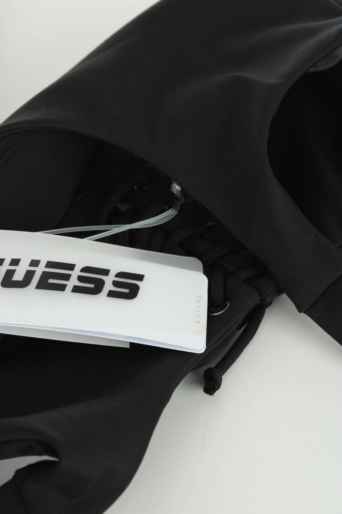 Спортен сутиен Guess3