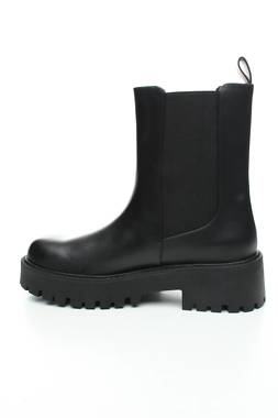 Γυναικεία μποτάκια Pull & Bear2