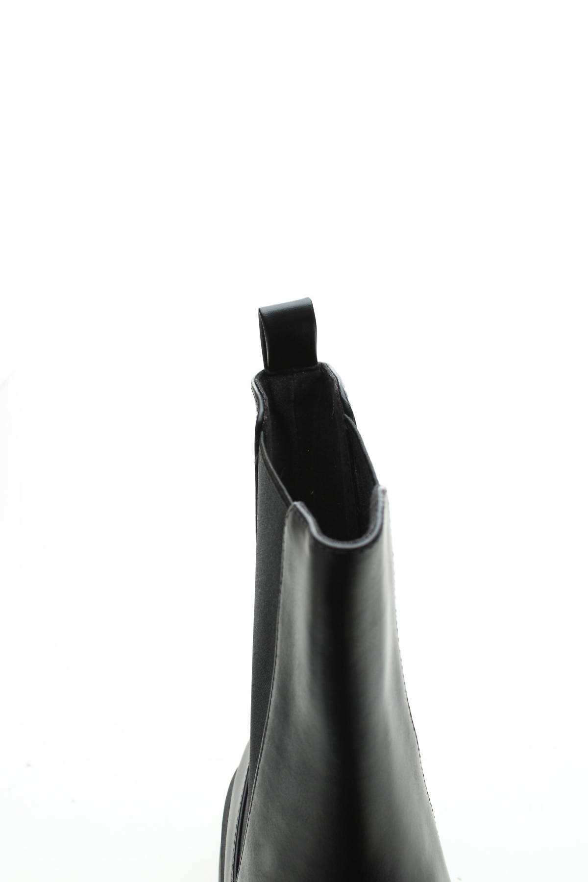 Γυναικεία μποτάκια Pull & Bear5