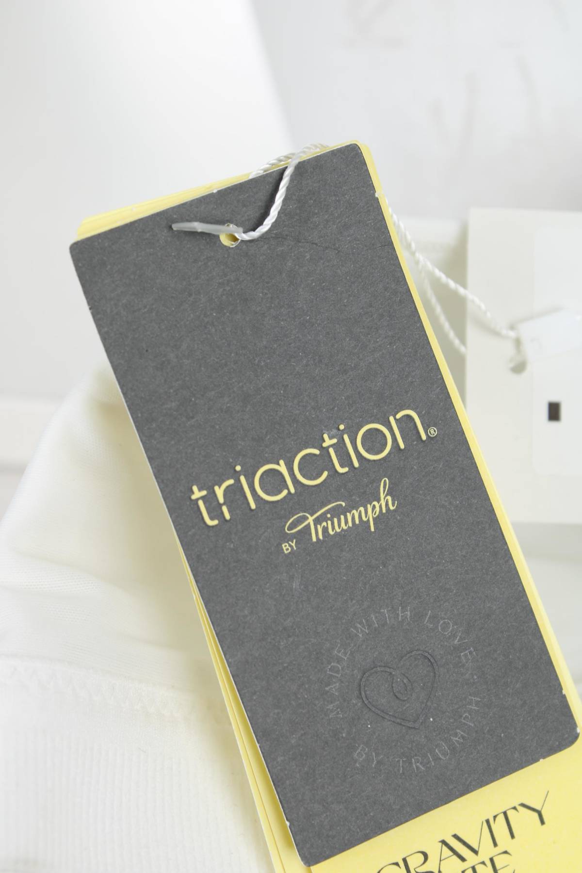 Спортен сутиен Triumph Triaction3 - Contour.bg Спортен сутиен Triumph Triaction3