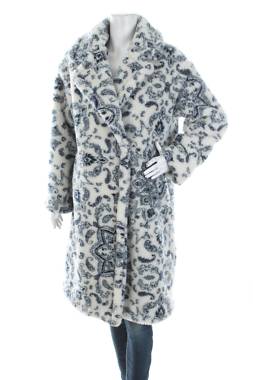 Дамско палто Guess1