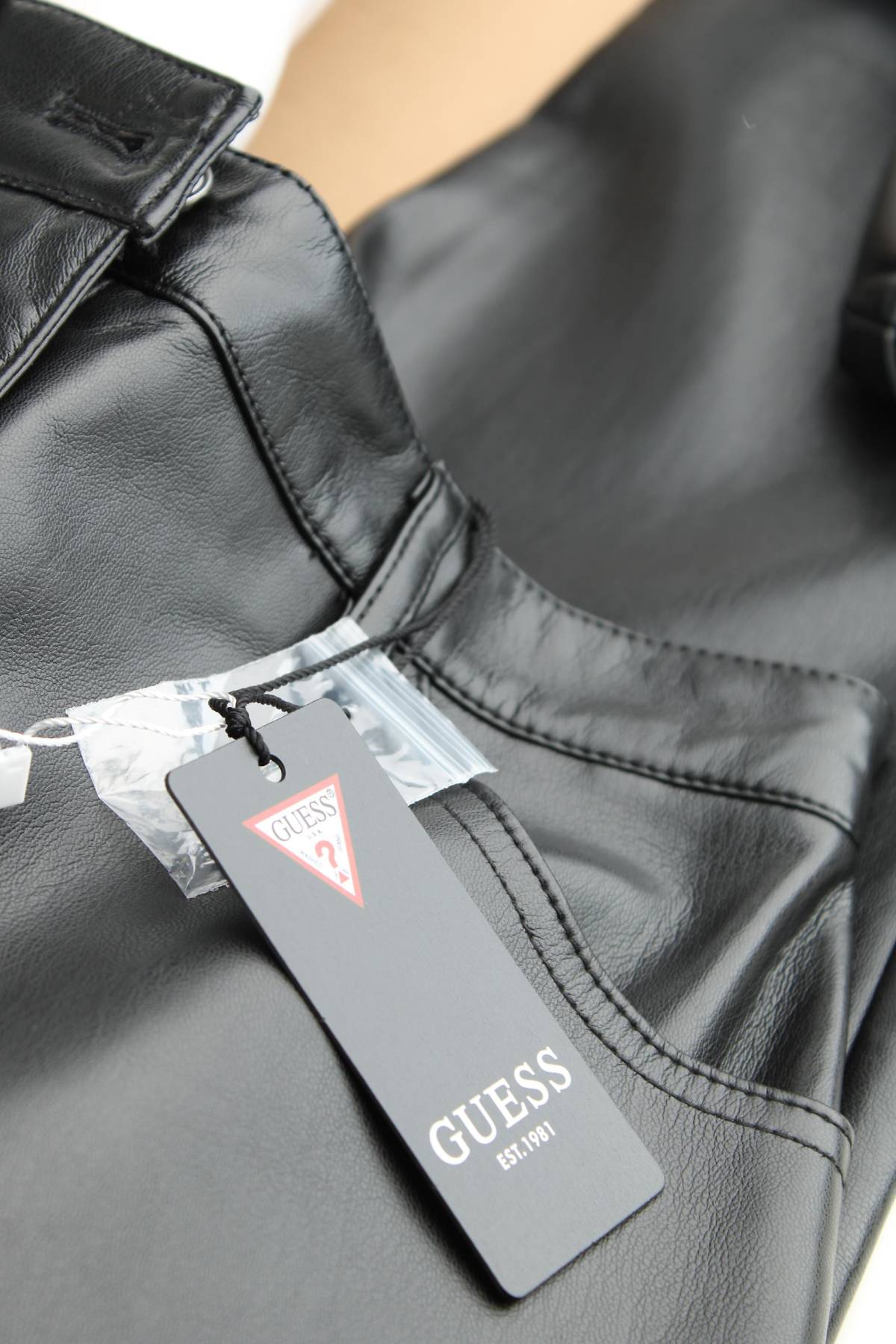 Дамски кожен панталон Guess3 - Contour.bg Дамски кожен панталон Guess3