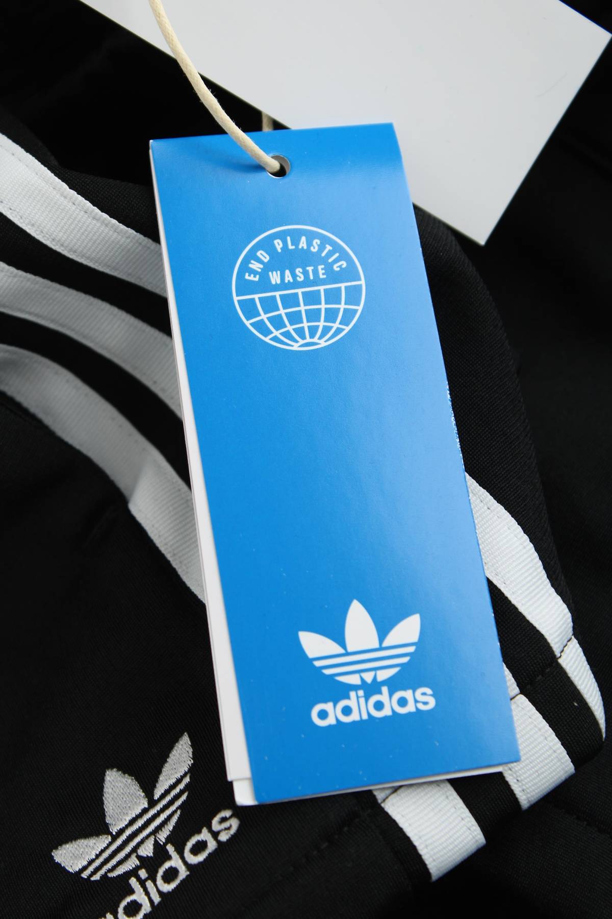 Γυναικεία σορτς Adidas Originals3