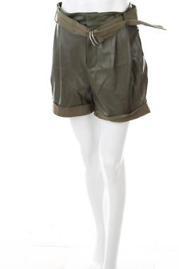 Дамски къс кожен панталон Guess1 - Contour.bg Дамски къс кожен панталон Guess1