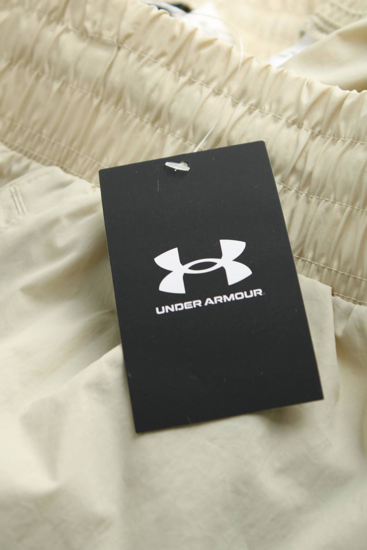 Дамски къс спортен панталон Under Armour3