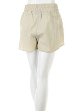 Дамски къс спортен панталон Under Armour2