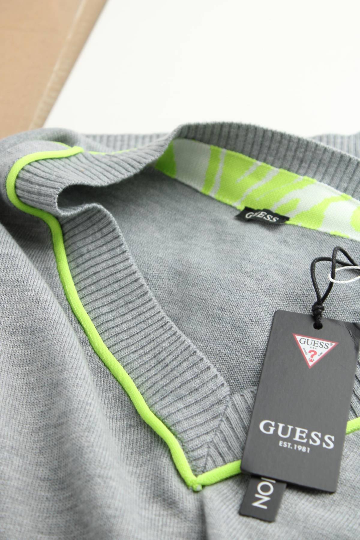 Дамски пуловер Guess3