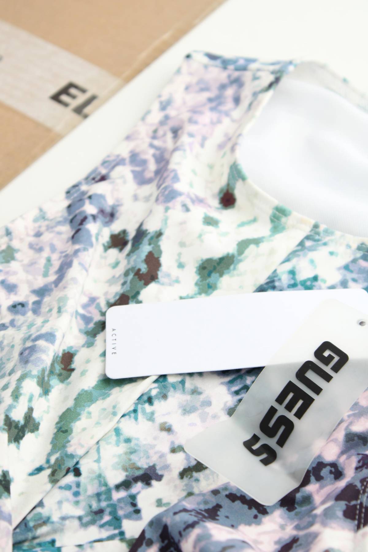 Дамски спортен потник Guess3