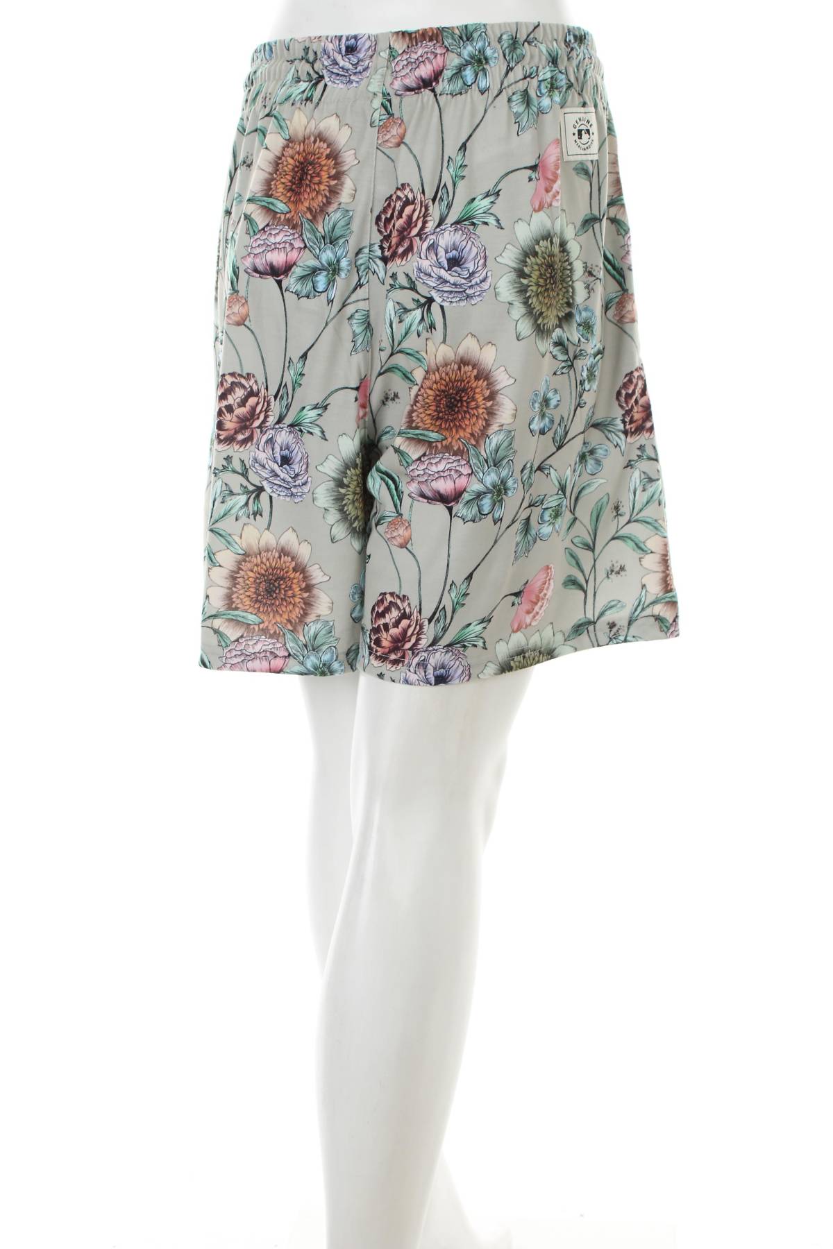 Дамски къс панталон New Era2