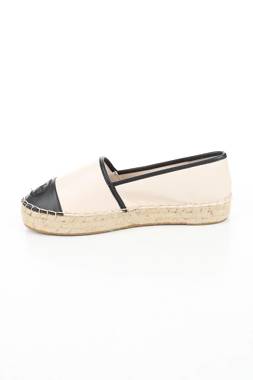 Γυναικεία παπούτσια Guess2