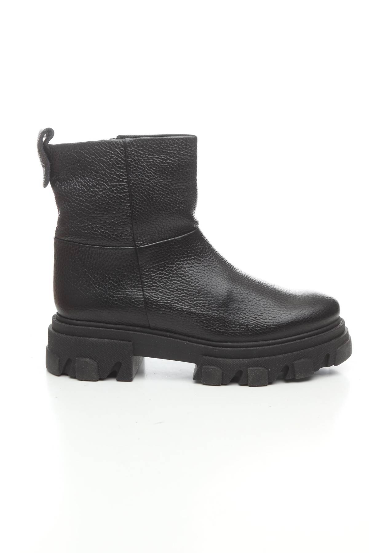 Дамски боти About You1