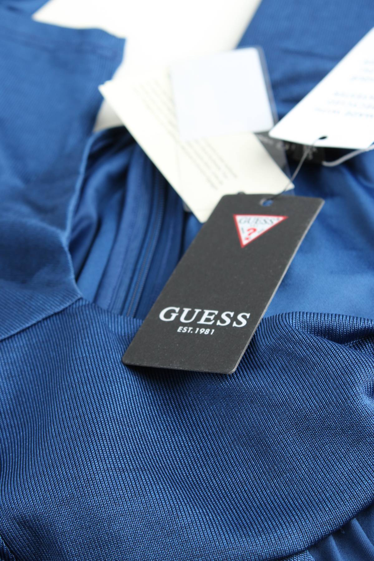 Рокля Guess3