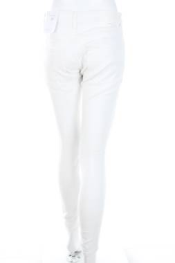 Γυναικεία τζιν Bershka2