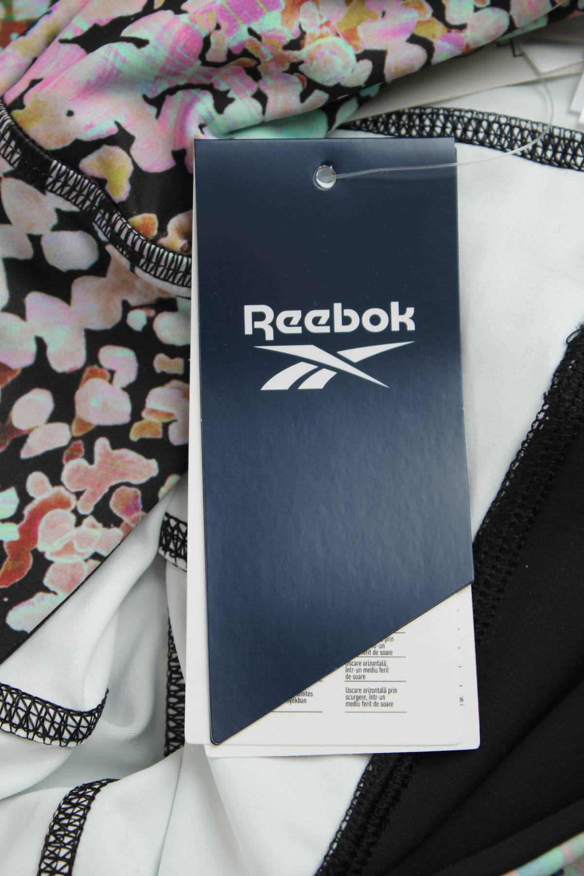 Дамски спортен клин Reebok3