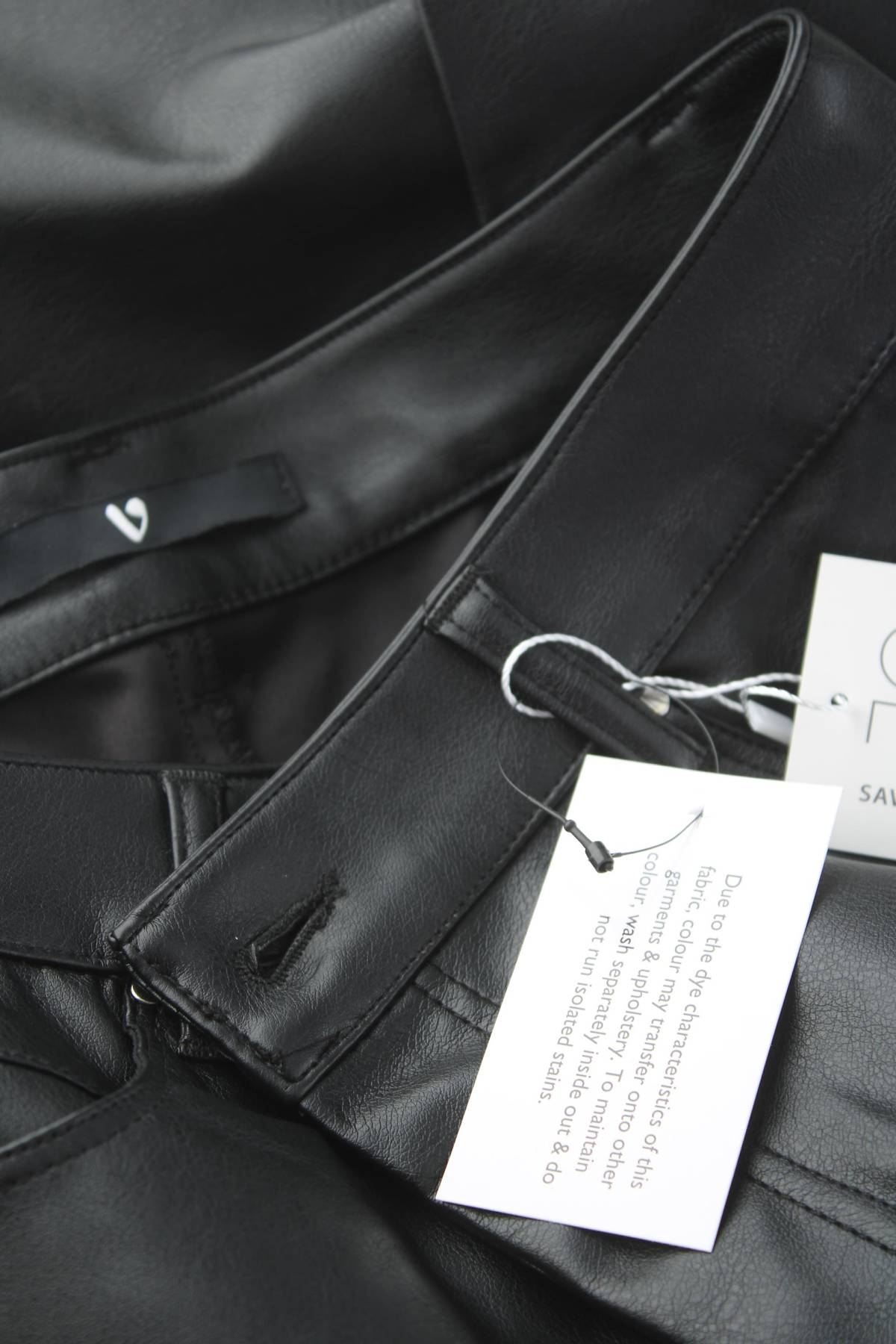 Γυναικείο δερμάτινο παντελόνι V by Very3 - Contourshop.gr Γυναικείο δερμάτινο παντελόνι V by Very3