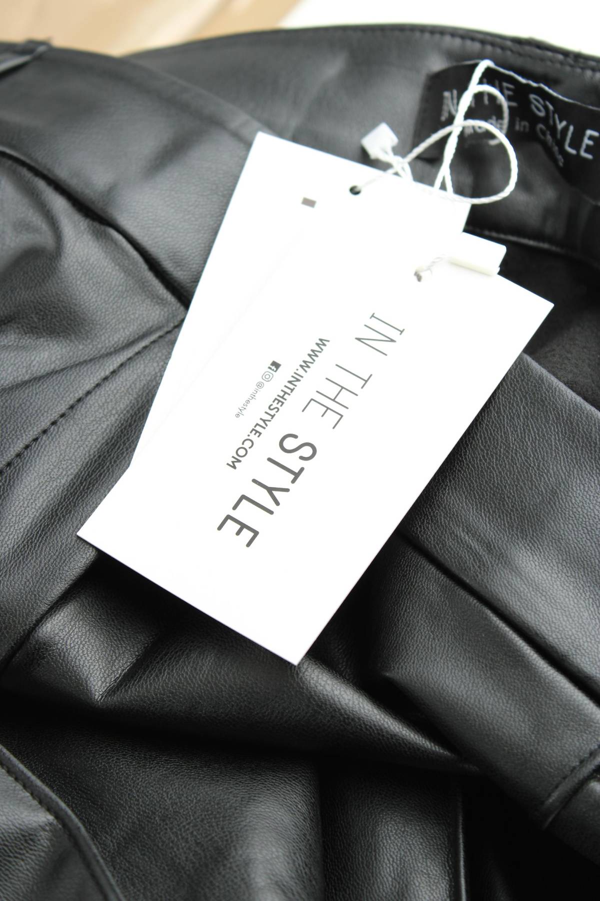 Γυναικείο δερμάτινο παντελόνι In The Style3