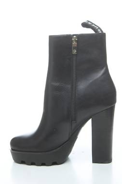 Дамски боти Guess2