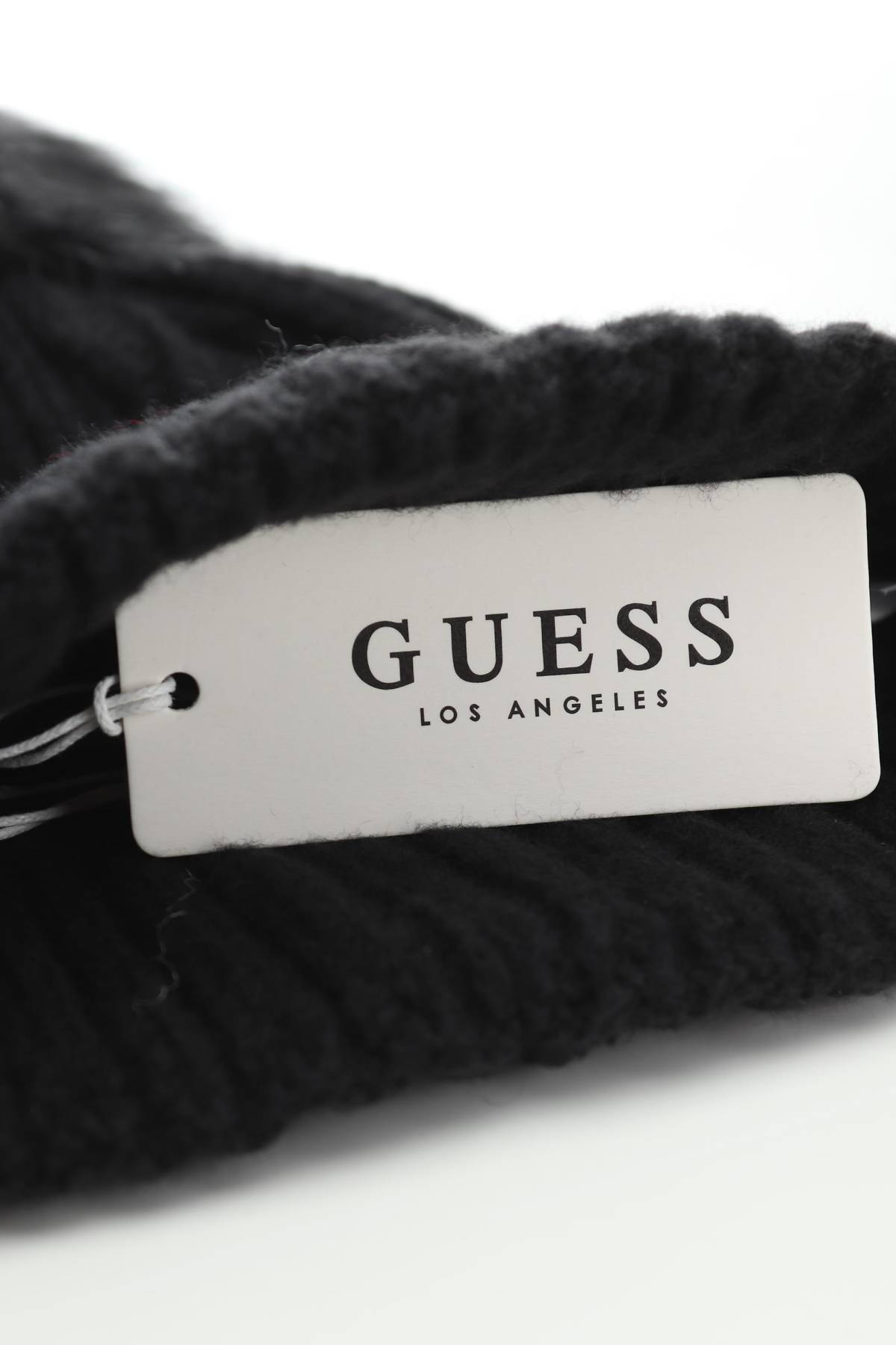 Шапка Guess3